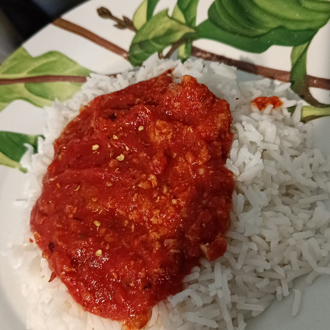 Thon albacore à la sauce tomate pimentée