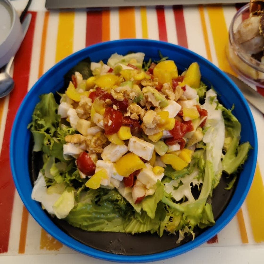 Maissalat mit Avocado, Feta und Radieschen