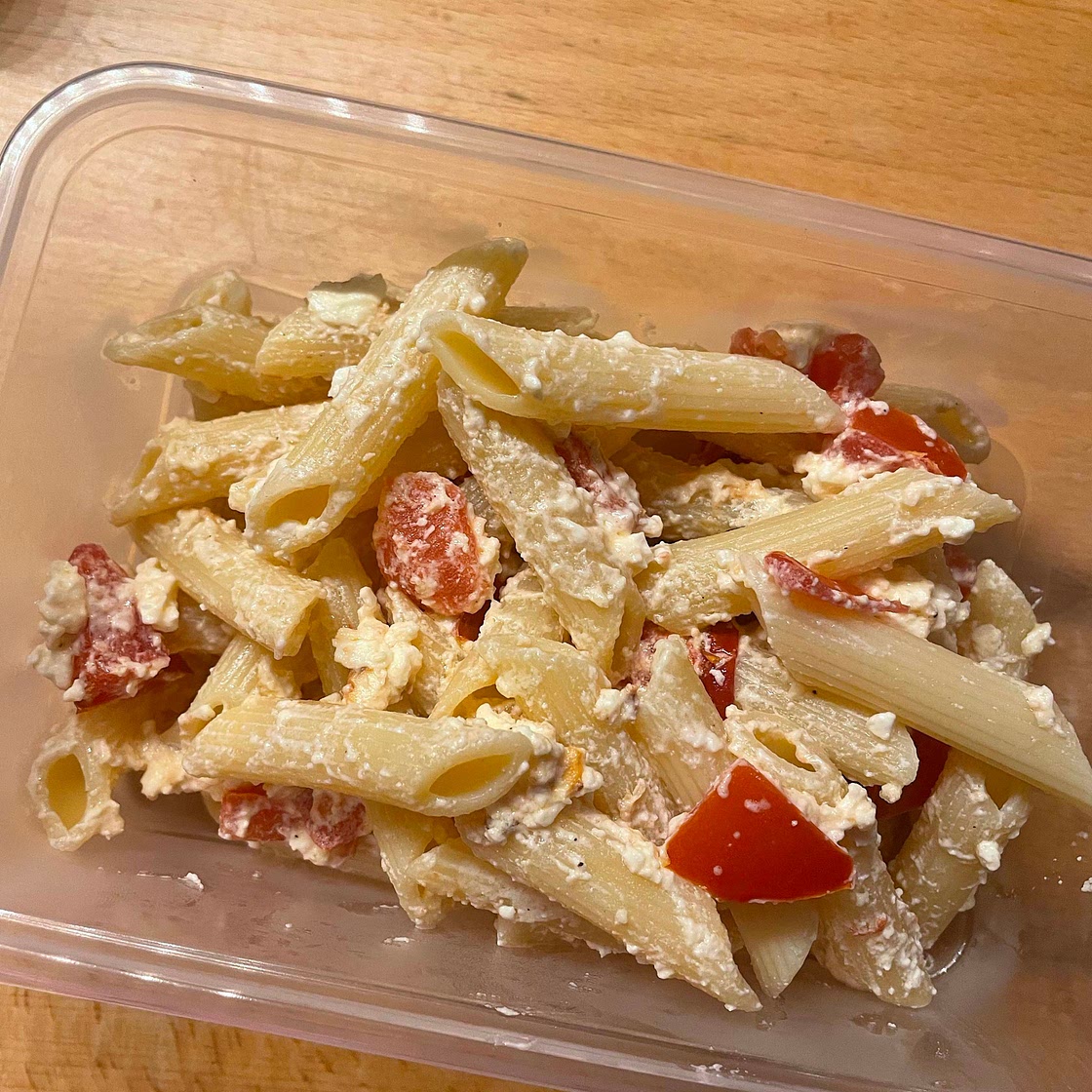 Penne à la feta et aux tomates cerises