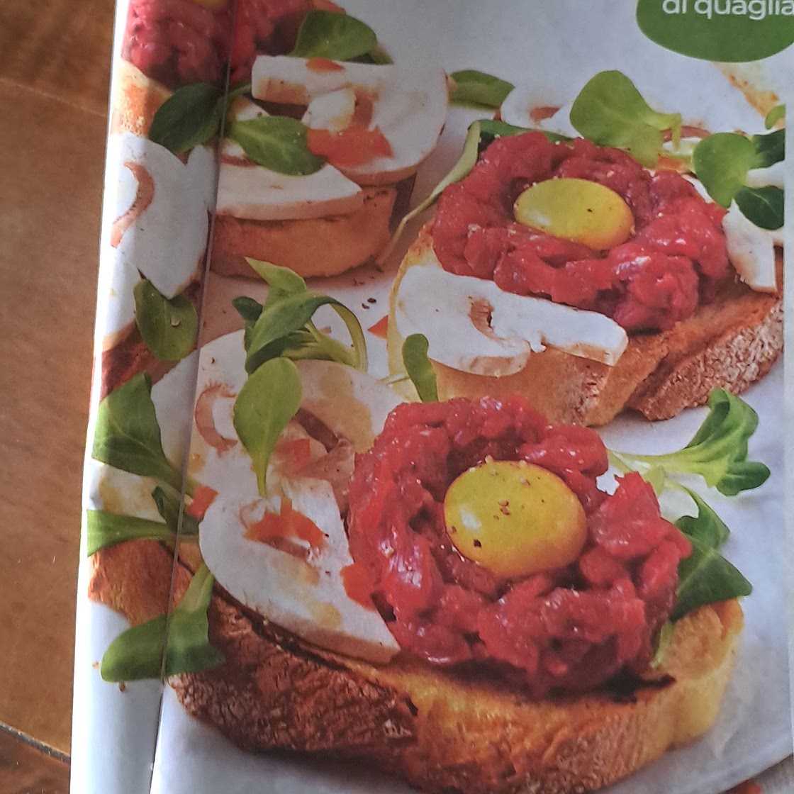 bruschette con mini tartare, tuorli e funghi