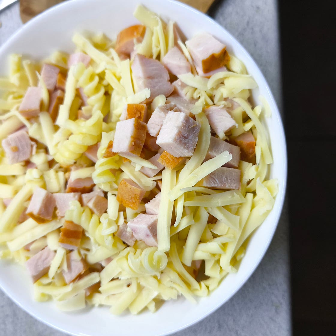 Pasta with cheese and smoked chicken