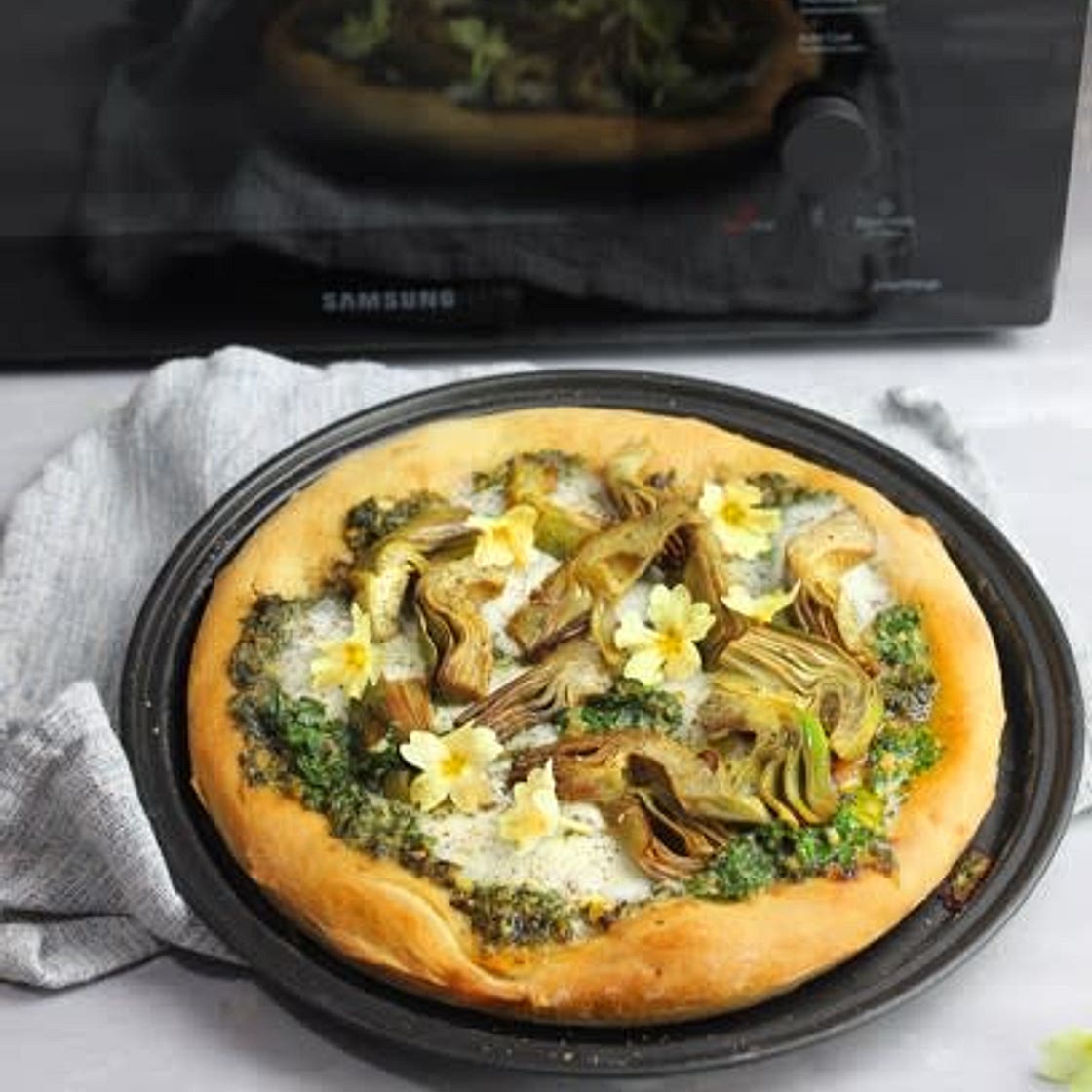 Flatbread farcito con pesto, mozzarella e carciofi