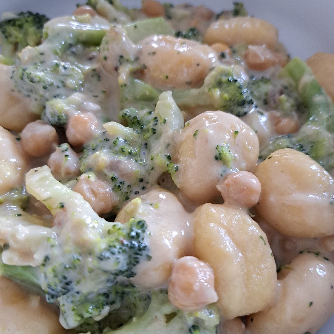 Gnocci mit Brokkoli und Kichererbsen in Käse-Sahnesoße