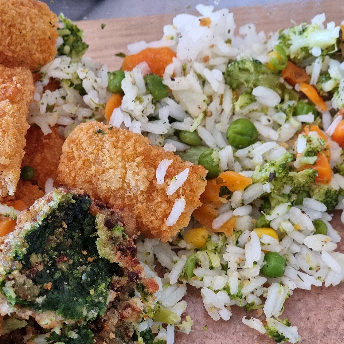 Fischstäbchen mit Reis und Buttergemüse