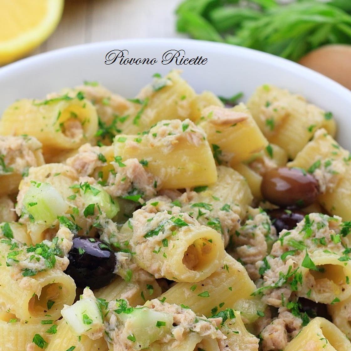 Pasta tonno e limone 🍋 … un primo piatto gustoso, leggero e, soprattutto, semplicissimo e velocissimo da preparare😋 E vedi che ti mangi ‼️ Ingredienti per 4 persone 380 g mezzi rigatoni 200 g tonno sott’olio scorza di limone q.b.olive nere q.b.sedano (il
