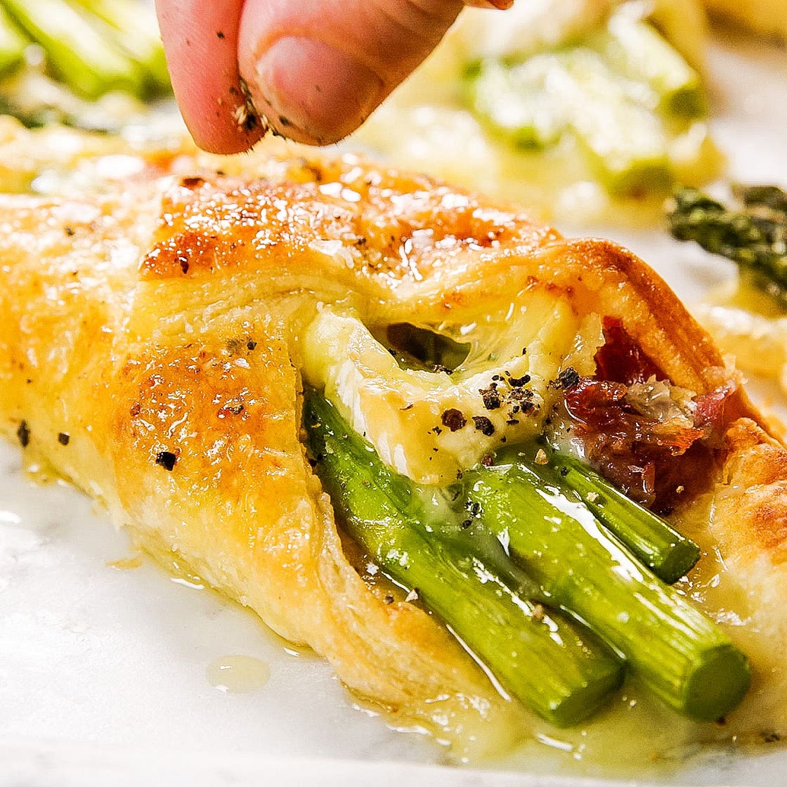 Brie, Asparagus, & Prosciutto Bundles