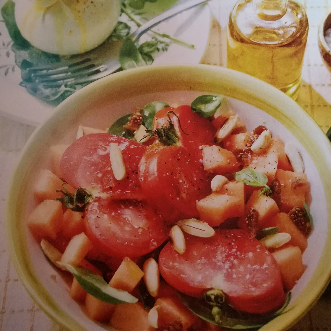 Salade de melon, tomates et figues sèches à la burrata