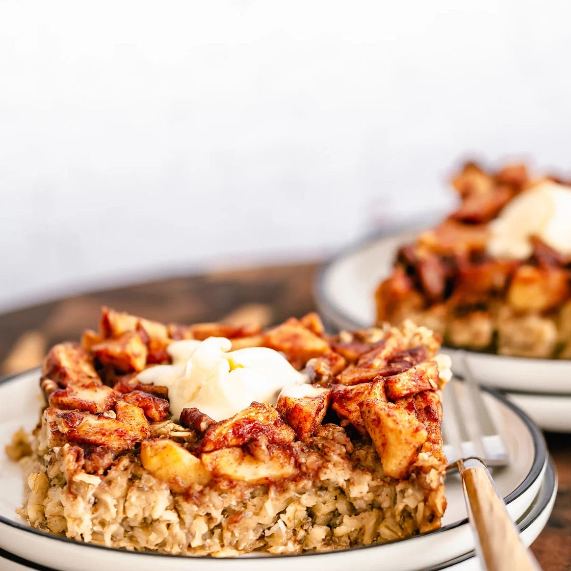Moist oat-apple bake