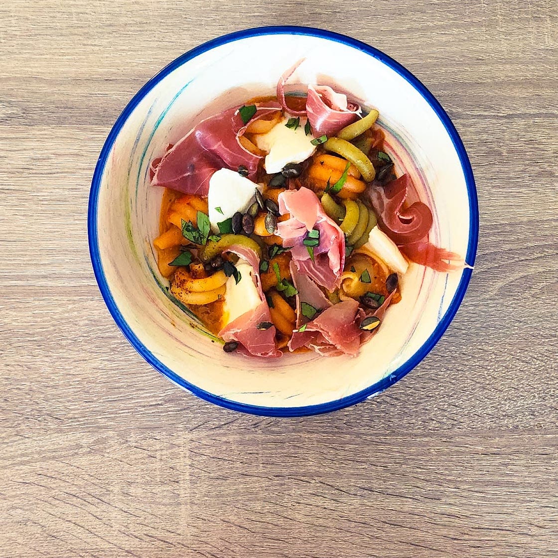 Pâtes caprese garnies de jambon serrano