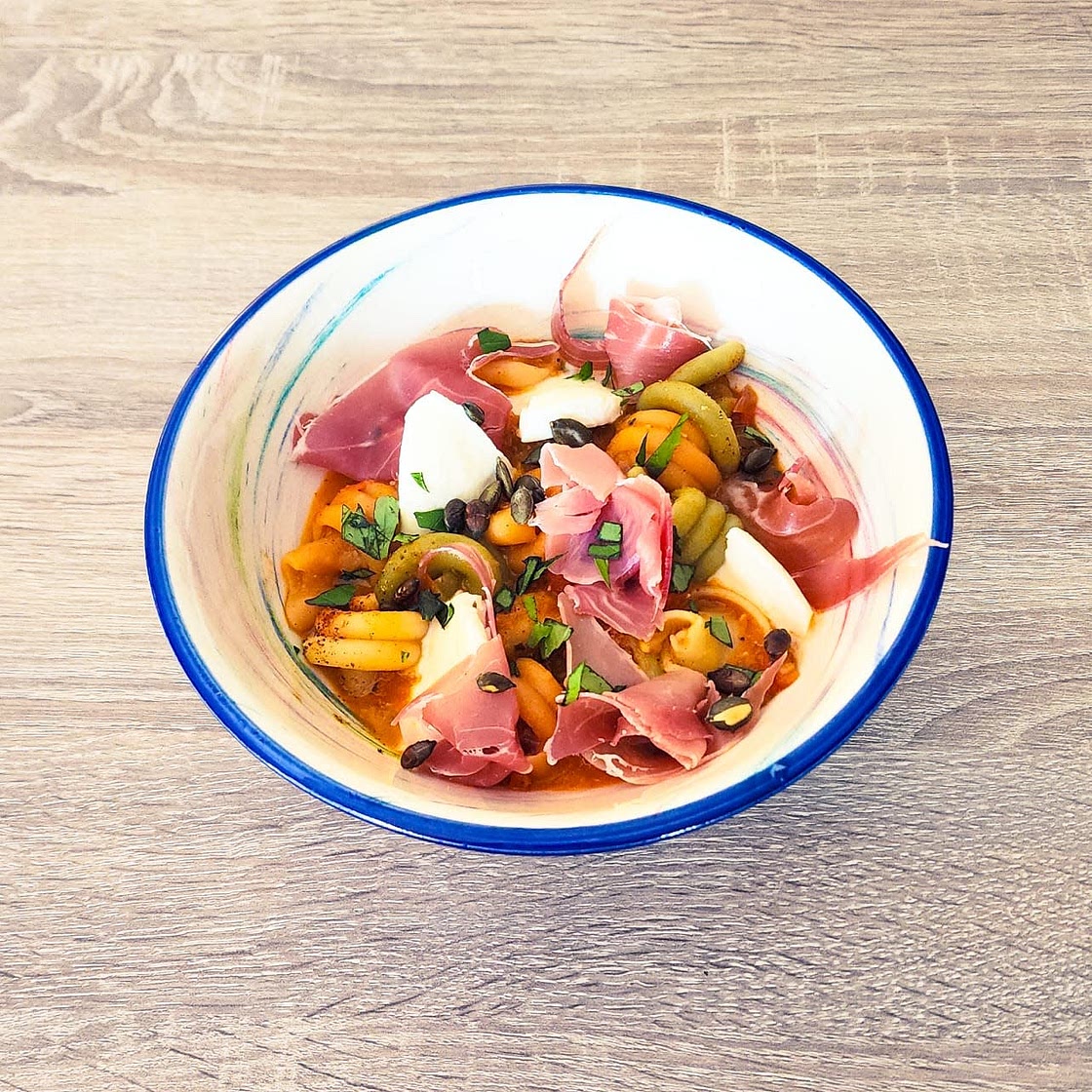 Pâtes caprese garnies de jambon serrano