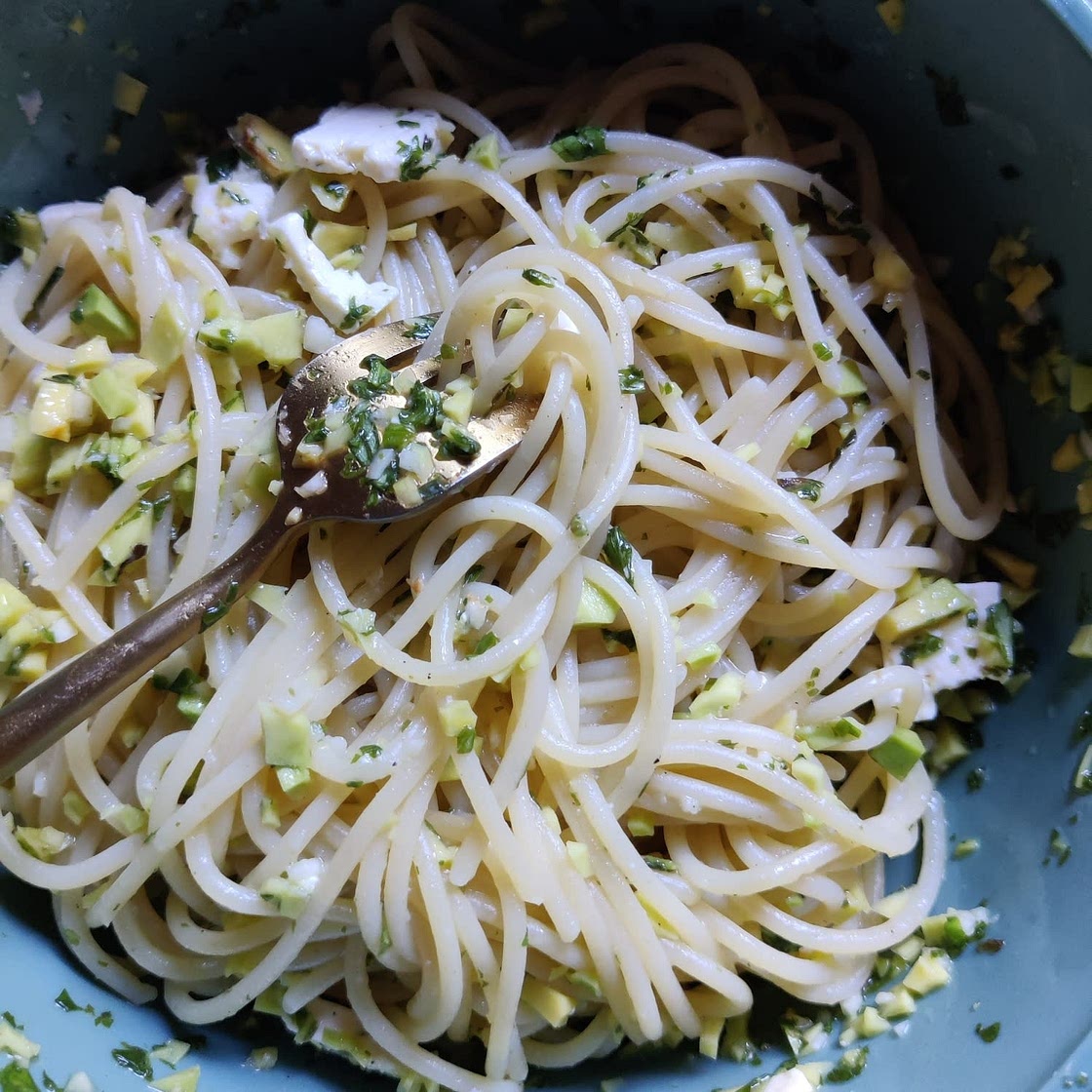 Spaghetti mit Avocadosauce und Feta