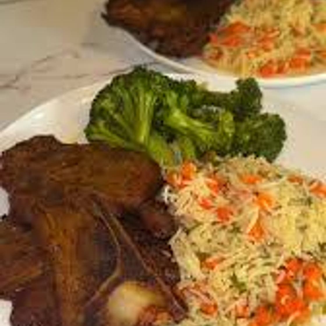 CERDO A LA PLANCHA CON BROCOLI Y ARROZ INTEGRAL