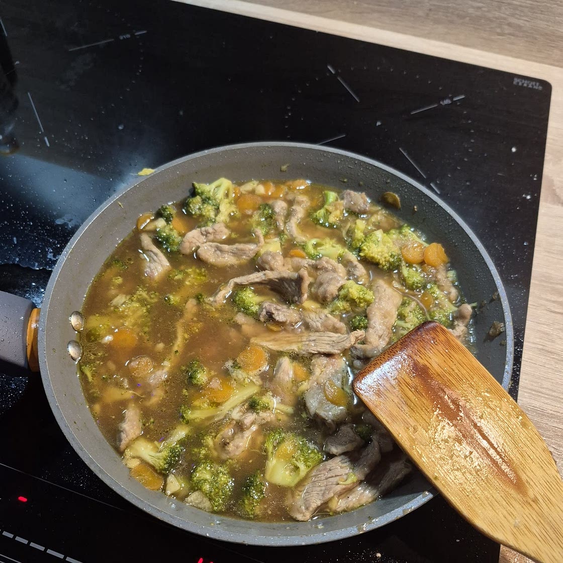 Beef and broccoli stir-fry
