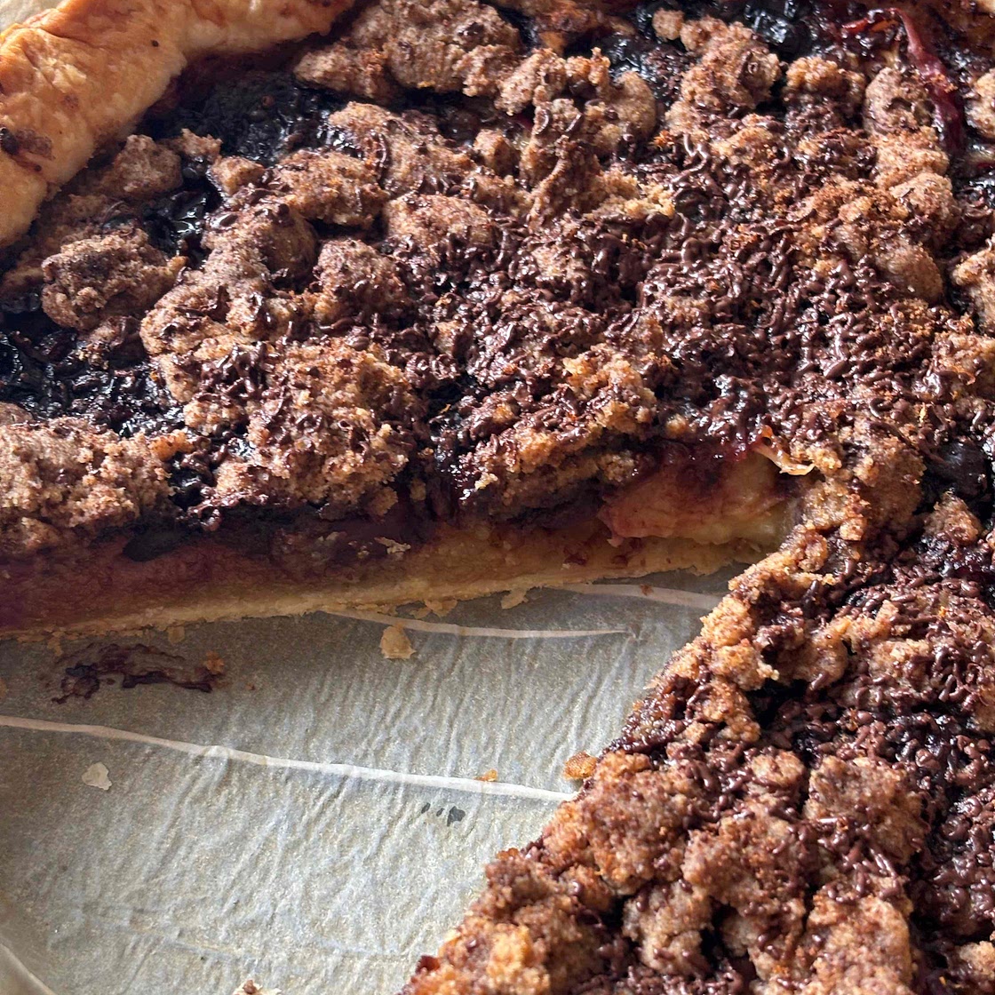 Tarte feuilletée aux fruits, frangipane et streusel