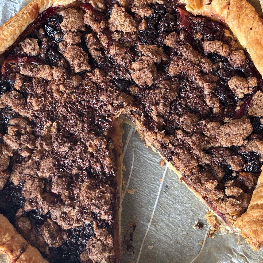 Tarte feuilletée aux fruits, frangipane et streusel