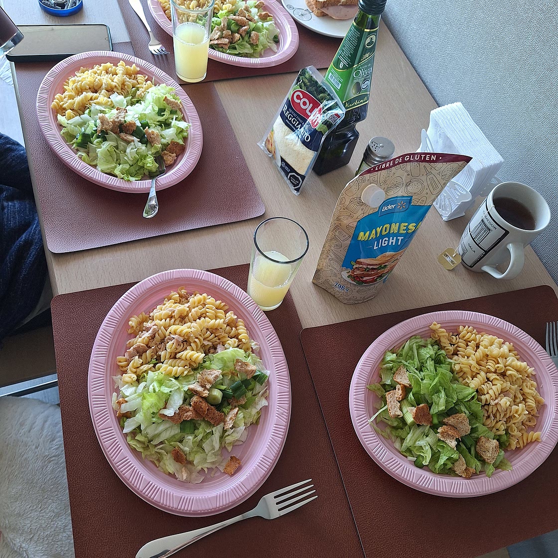 Ensalada de fideos con atún y lechuga