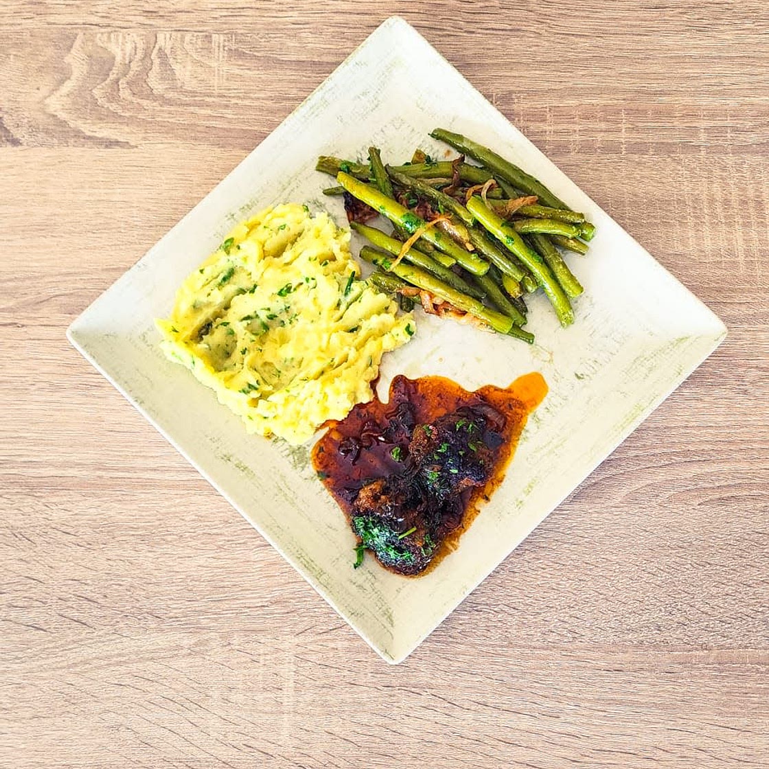 Boulettes de bœuf laquées, purée de pommes de terre aux herbes