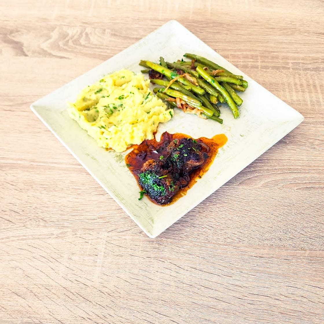 Boulettes de bœuf laquées, purée de pommes de terre aux herbes
