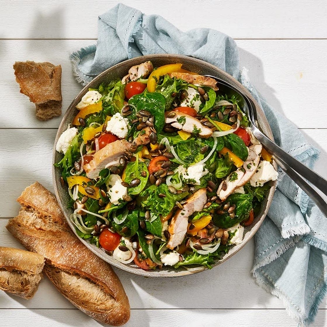 Kycklingsallad med mozzarella och basilikadressing
