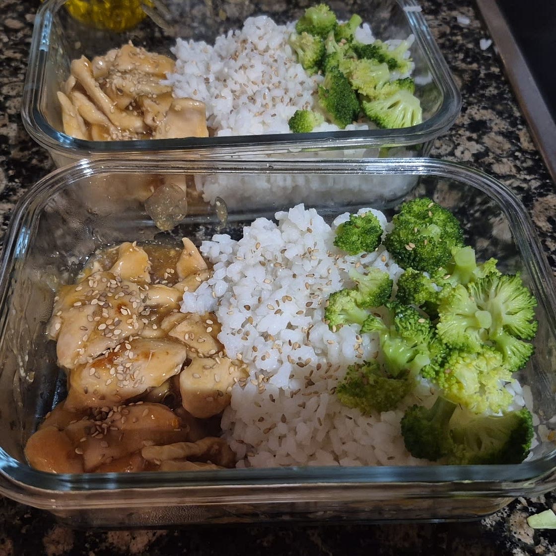 Pollo al sésamo con arroz y brócoli