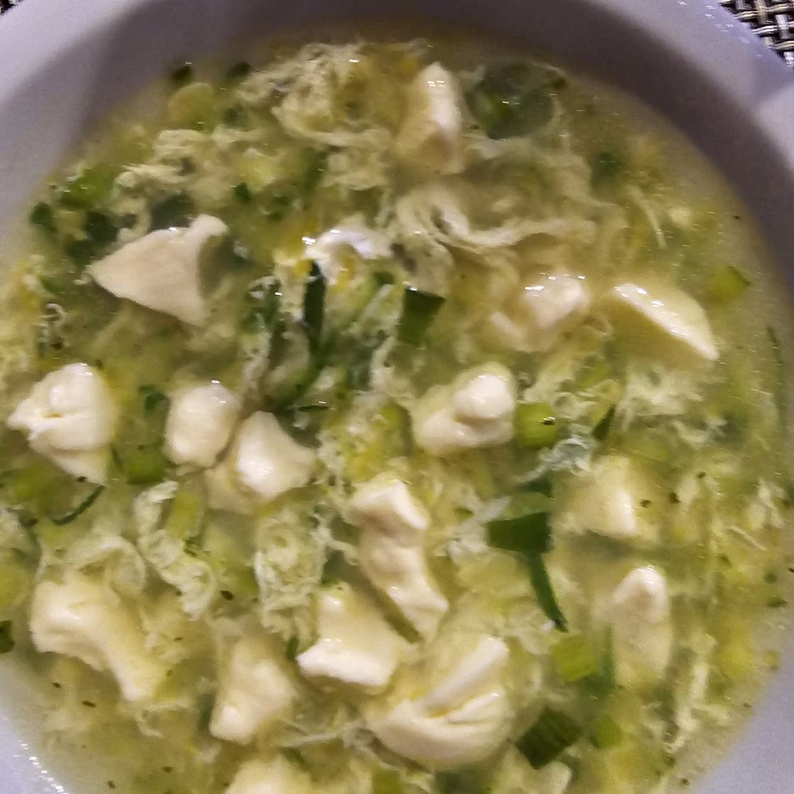 Sopa rápida con huevo y verdeo