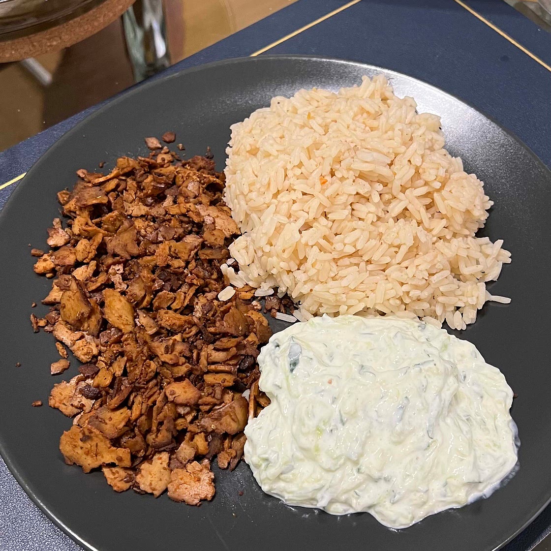 Gyros mit Reis und Tsatsiki