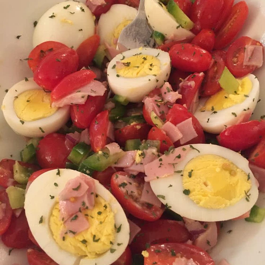 Salada saúdavel de ovos e tomate