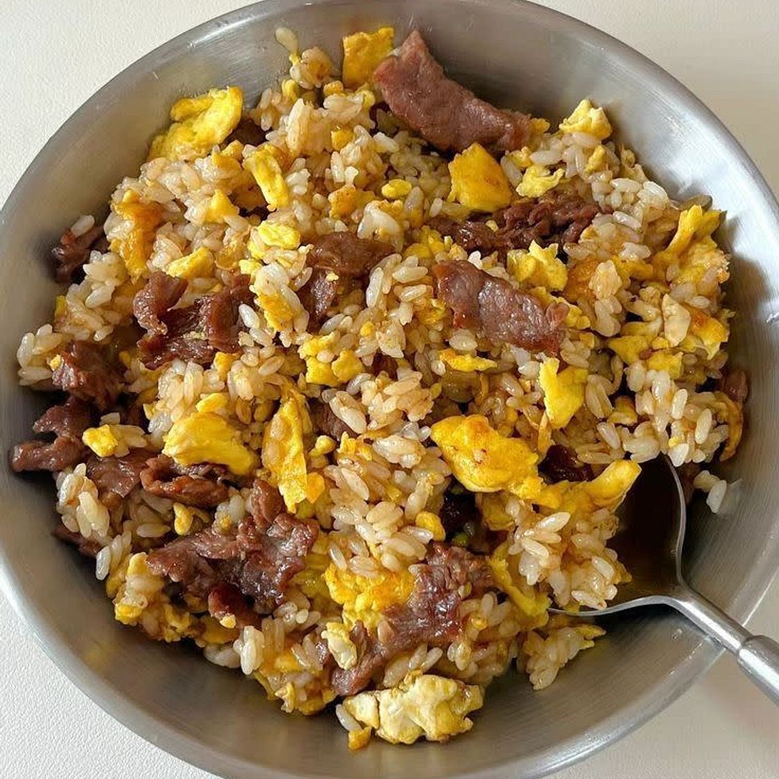 Arroz com carne e ovos