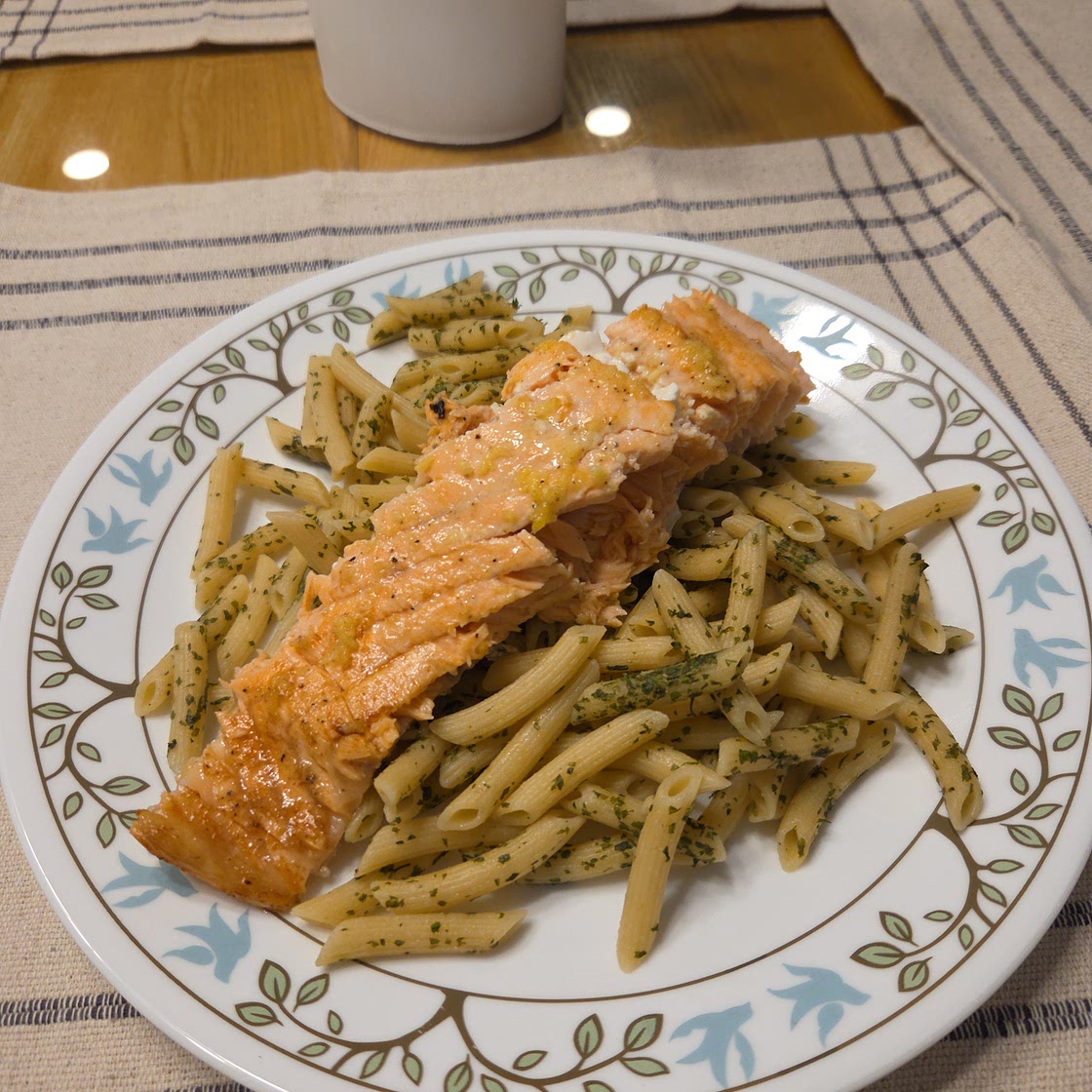 Saumon rôti au beurre citronné, aux tagliatelles et au persil