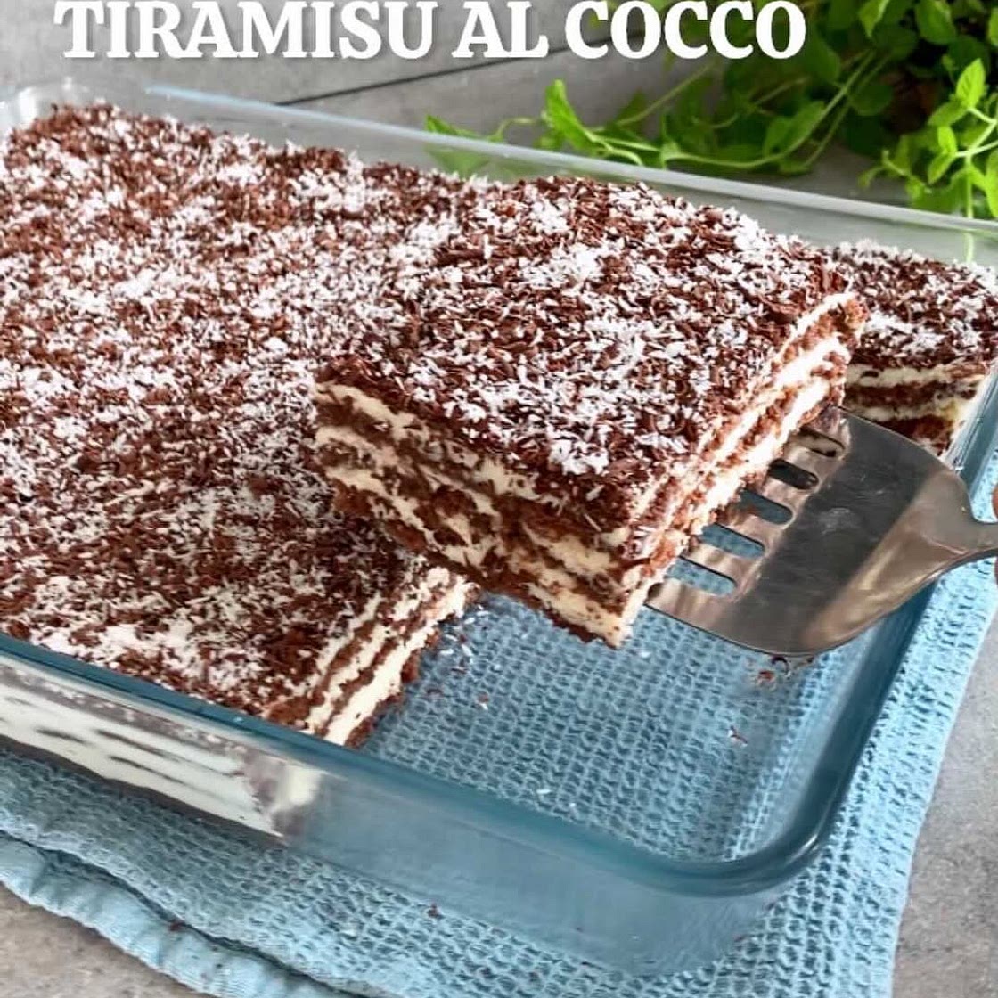TIRAMISÙ AL COCCO🥥😋 il dolce estivo perfetto☀️🔝, facile e veloce⏰ per via della crema al mascarpone senza uova🚫🥚 🔸teglia 35x25 cm 🔹PER LA BASE: 🔸300 g di pavesini al cacao (o classici) 🔸450 g di latte 🔹PER LA CREMA: 🔸500 g di mascarpone 🔸400 g