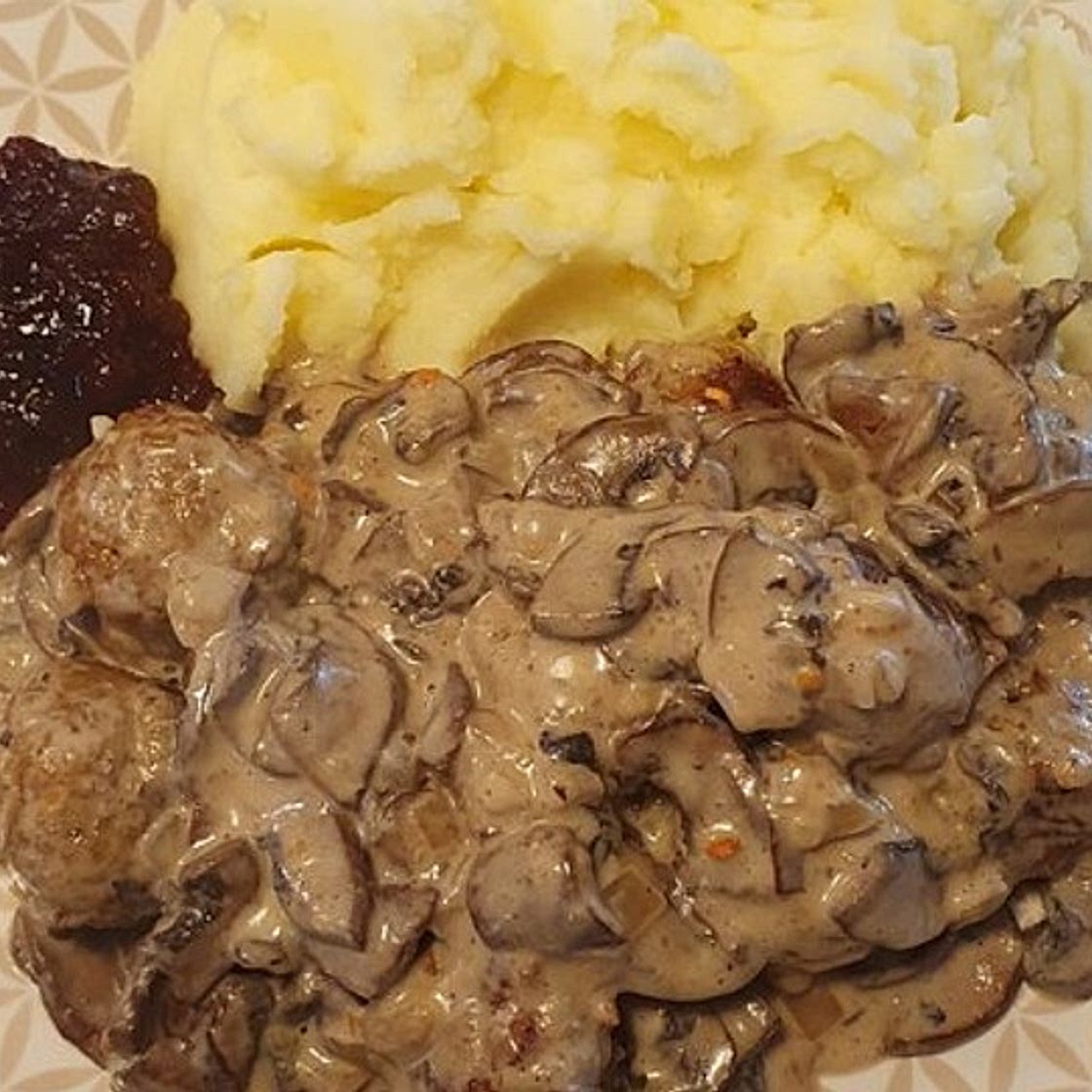 Köttbullar mit Champignon-Rahmsauce