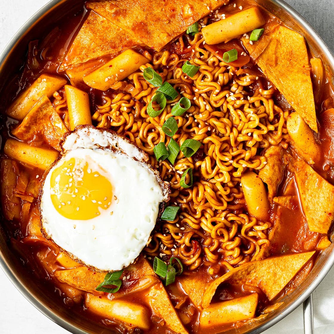 Rabokki (Korean Tteokbokki with Ramen)