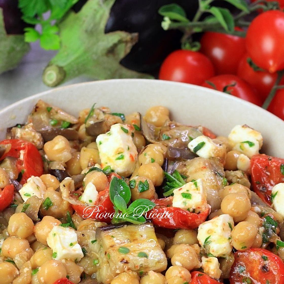 Instalata Ceci e melanzane si incontrano in un abbraccio golosissimo. Questa insalata è spaziale! Ingredienti 320 g ceci cotti, bolliti 500 g melanzane 350 g pomodorini 2 spicchi aglio q.b. sale q.b. olio extravergine d’oliva q.b. erbe aromatiche (timo, prezzemolo,