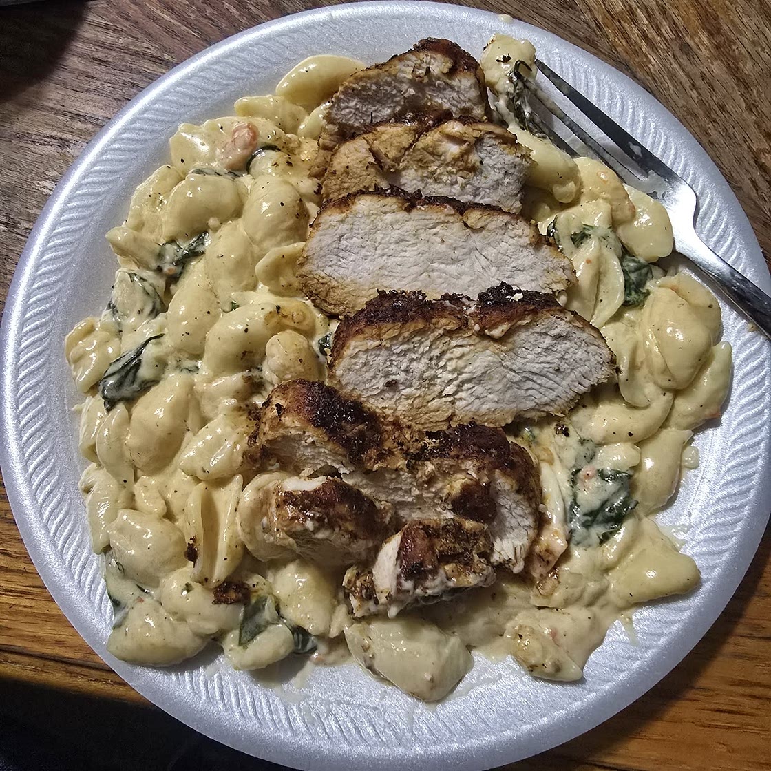 Creamy Garlic Chicken Pasta {with Tomato & Spinach}