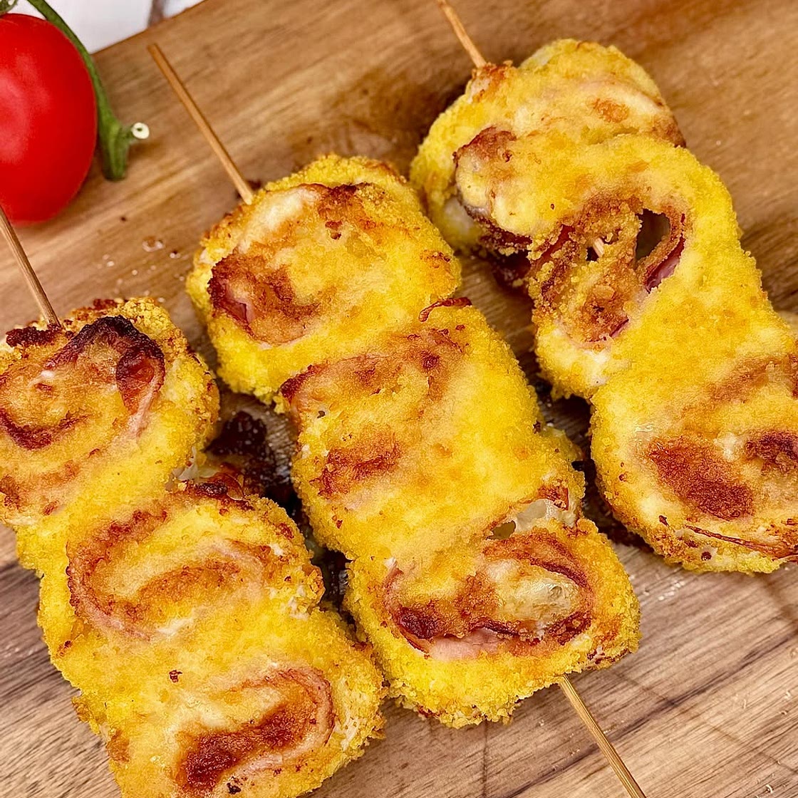 girelle di pollo cotte in friggitrice ad aria?😍 Questo è un secondo piatto originale, gustoso e che piacerà a tutti❤ Ingredienti: 3 fettine di pollo 90 g provola 3 fette di prosciutto cotto Pangrattato q.b. Sale q.b. Olio EVO spray