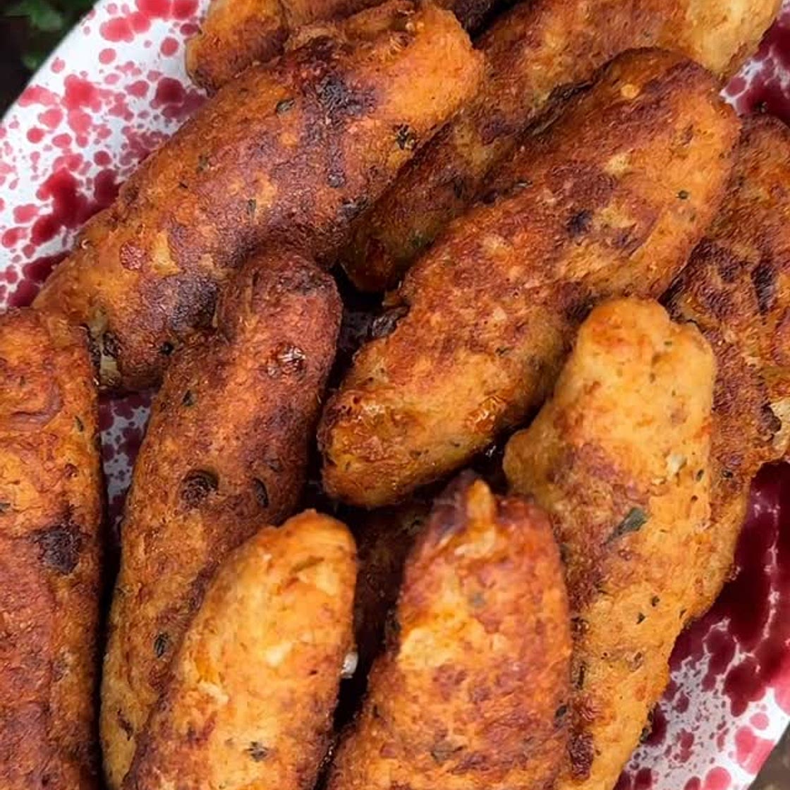 polpette calabresi di melanzane 🍆 ma con un tocco siciliano che le rende un’esplosione di sapore: capperi, pomodori secchi, carne e… profumo d’estate in ogni boccone 😋 👉Croccanti fuori, morbide