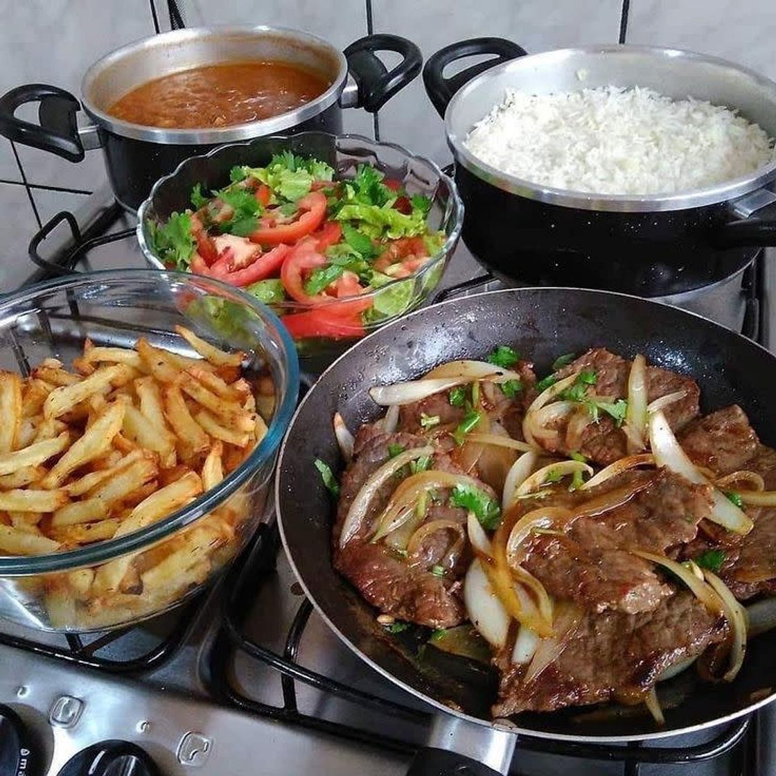 Arroz,feijão, carne,batata frita e salada. Comida completa
