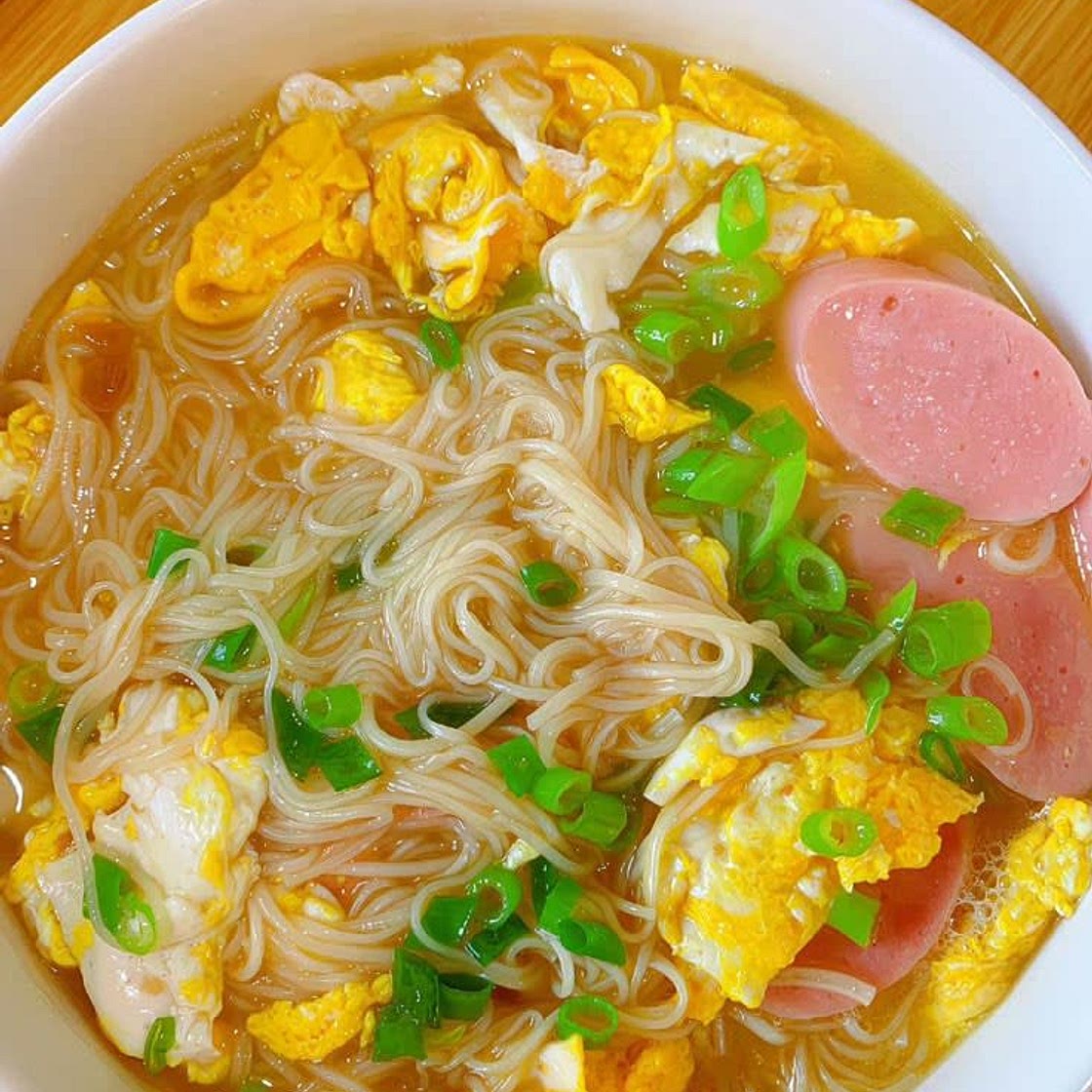 Sopa de Macarrão com Ovo, Salsicha e Cebolinha