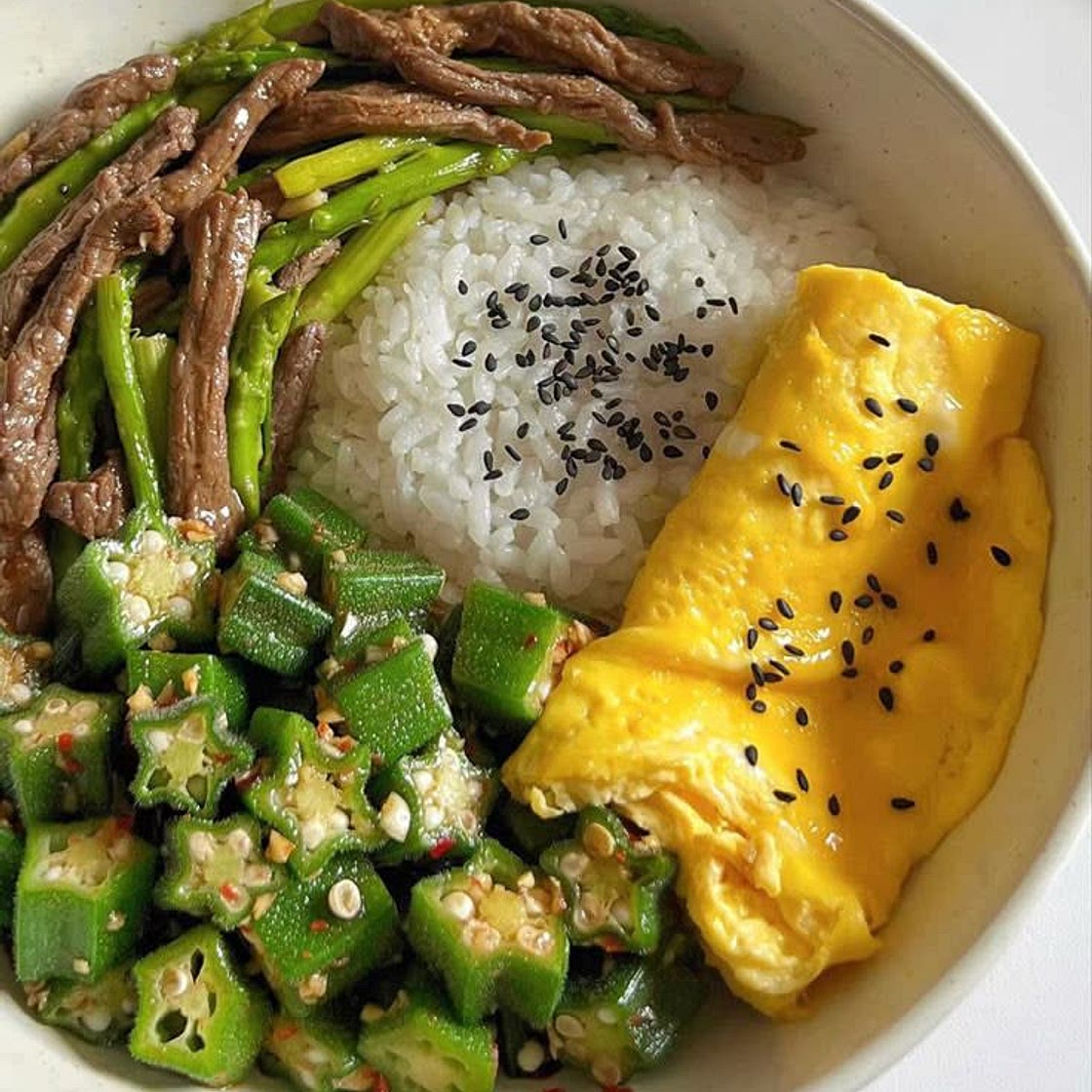 🍱Prato simples com arroz, carne em tiras, quiabo refogado e omelete