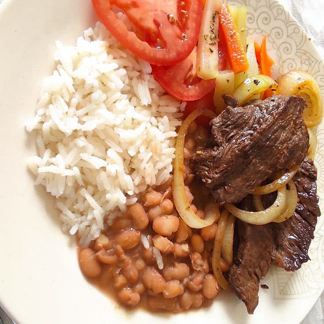 🍽️ Arroz, feijão, carne acebolada, legumes salteados e tomate