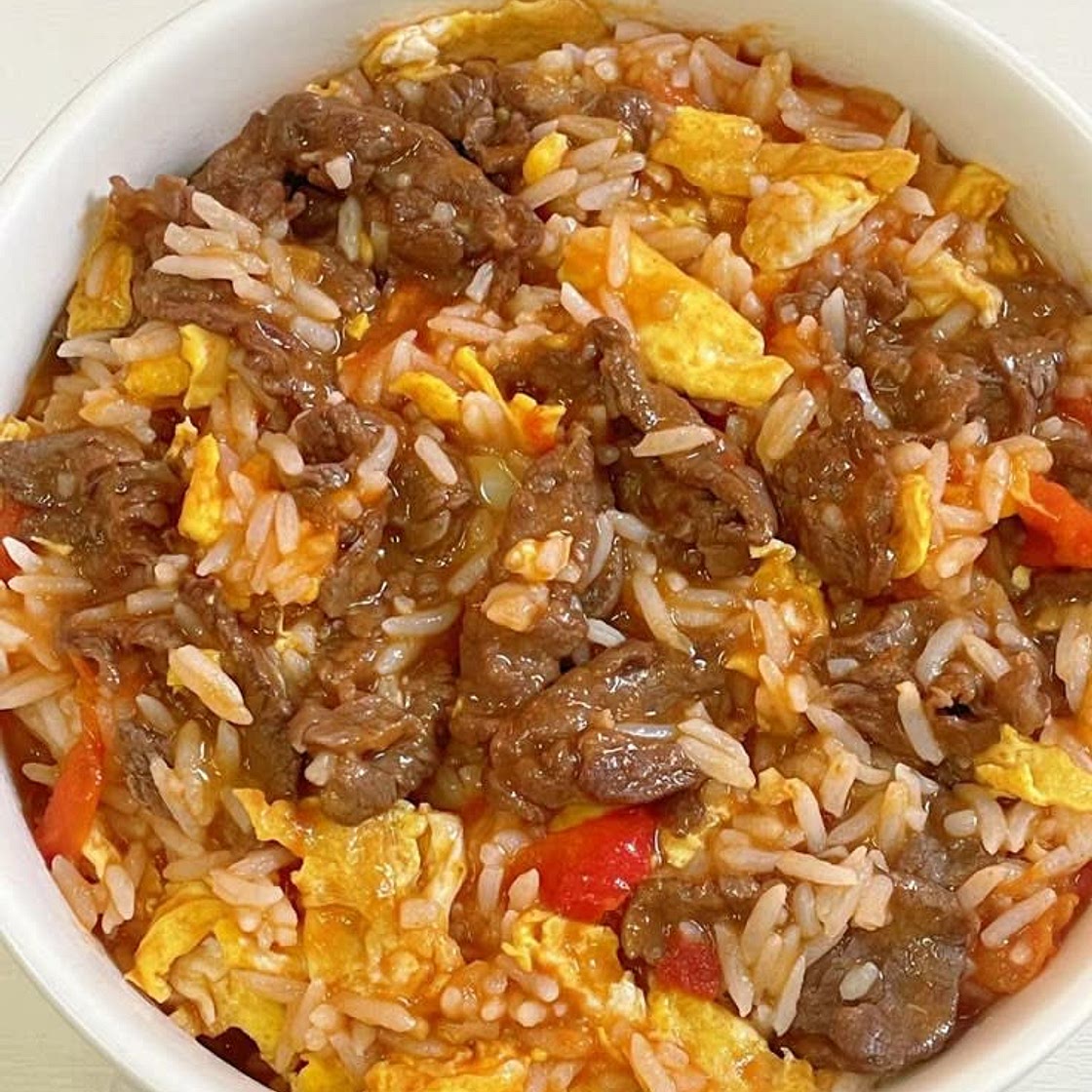 🍚 Arroz com carne acebolada, ovo e pimentão