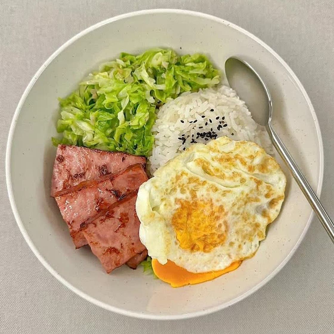 🍛 Bowl simples com arroz, repolho refogado, presunto grelhado e ovo frito