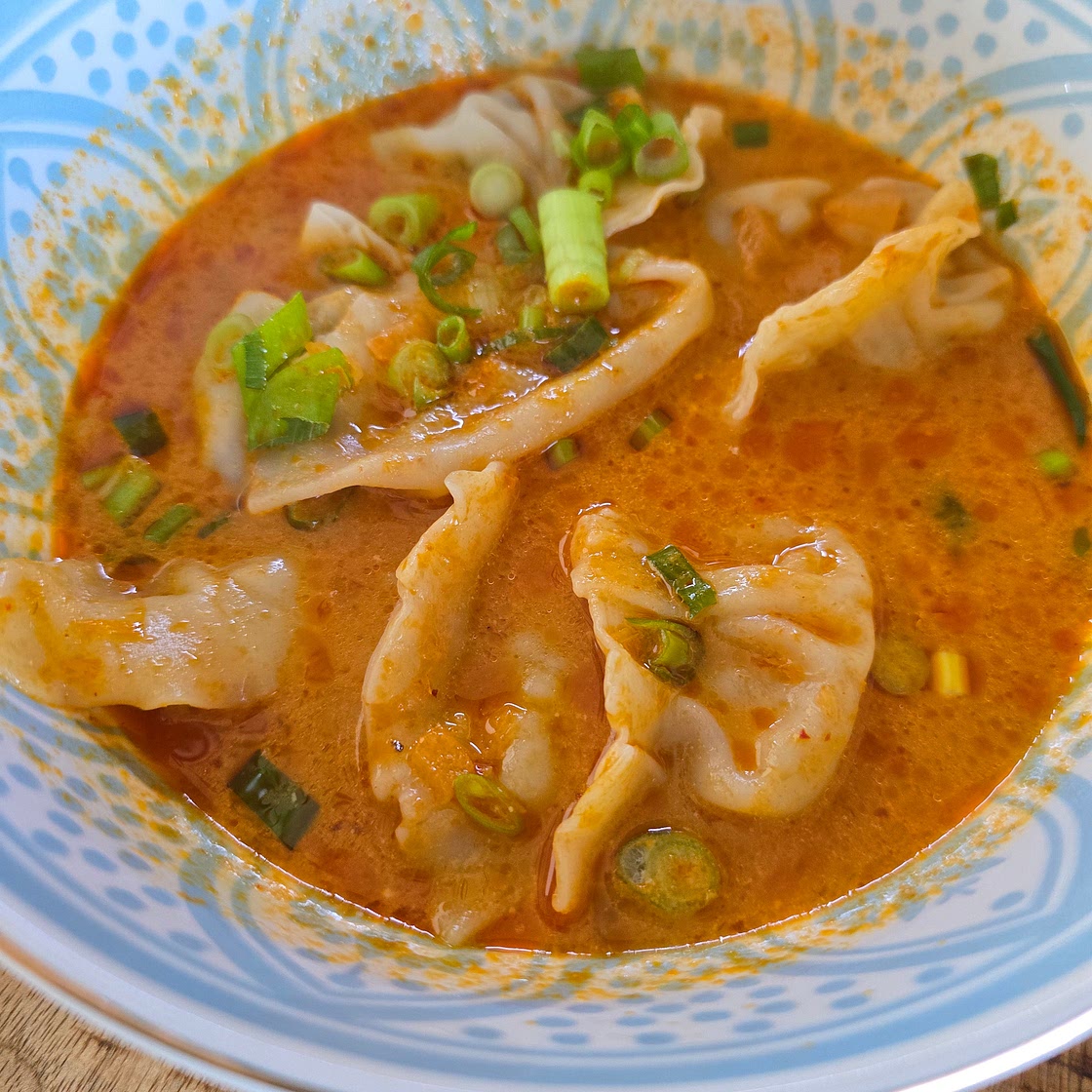 Rode curry wonton/gyoza soep