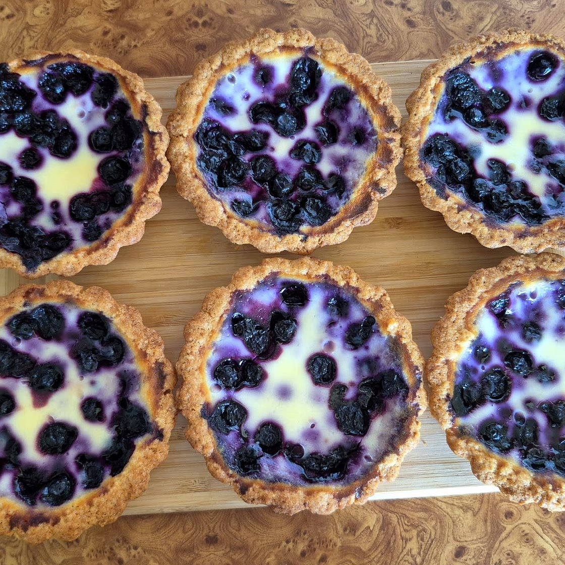 Blueberry-sour cream pie