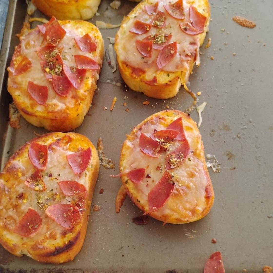 Quick & Easy Dinner Idea: Garlic Toast Pizzas