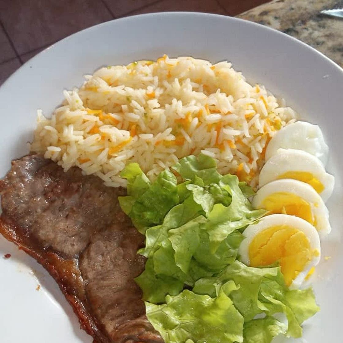 🍽️ Prato com Arroz, Bife, Ovo Cozido e Alface