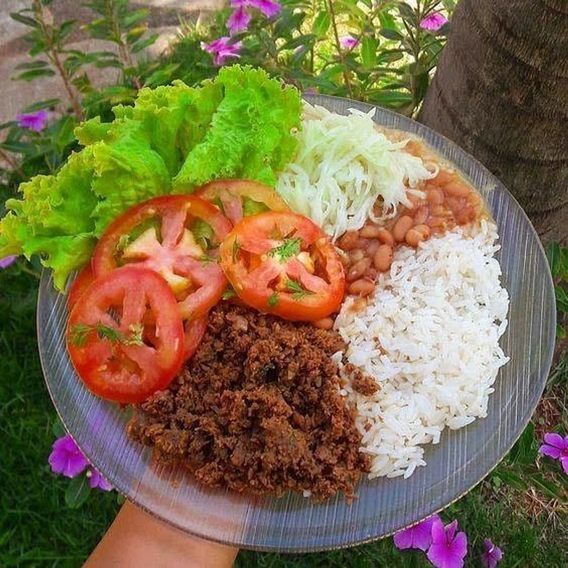 Arroz, Feijão, Carne Moída, Salada de Alface, Tomate e Repolho