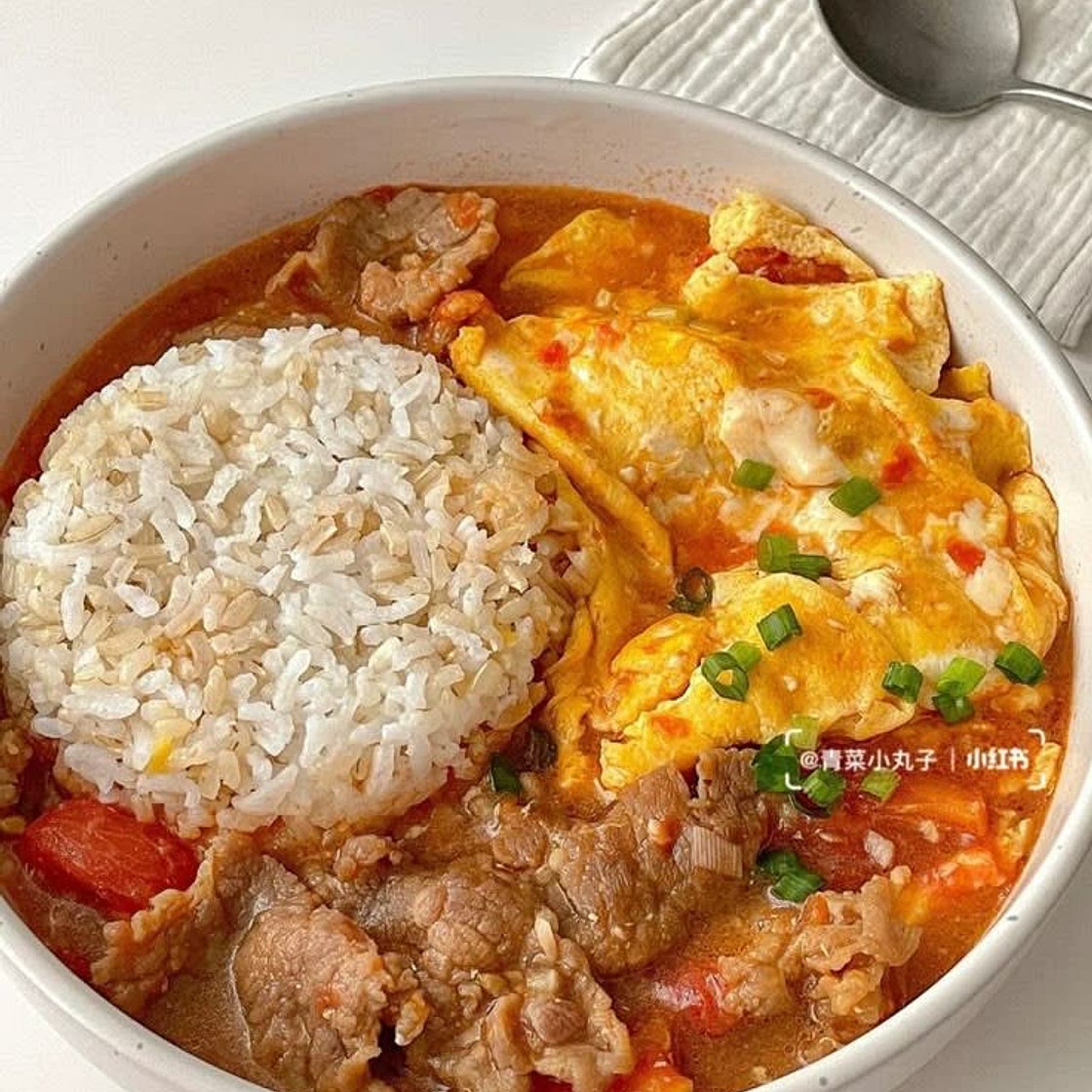 🍛 Arroz com Carne ao Molho de Tomate e Omelete Fofa