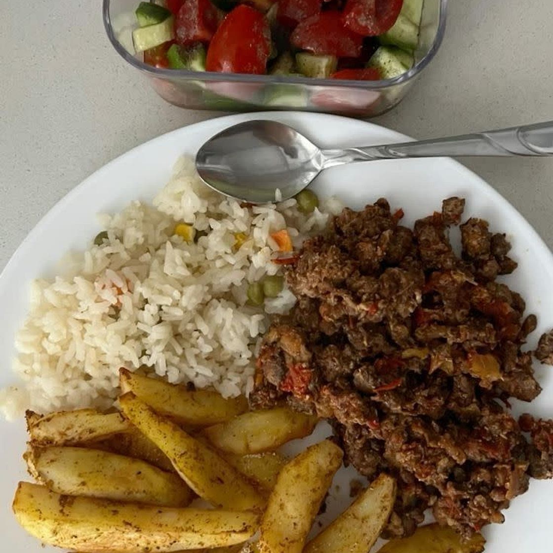 🌱Arroz com Legumes, Carne Moída, Batata Rústica e Salada de Pepino com Tomate
