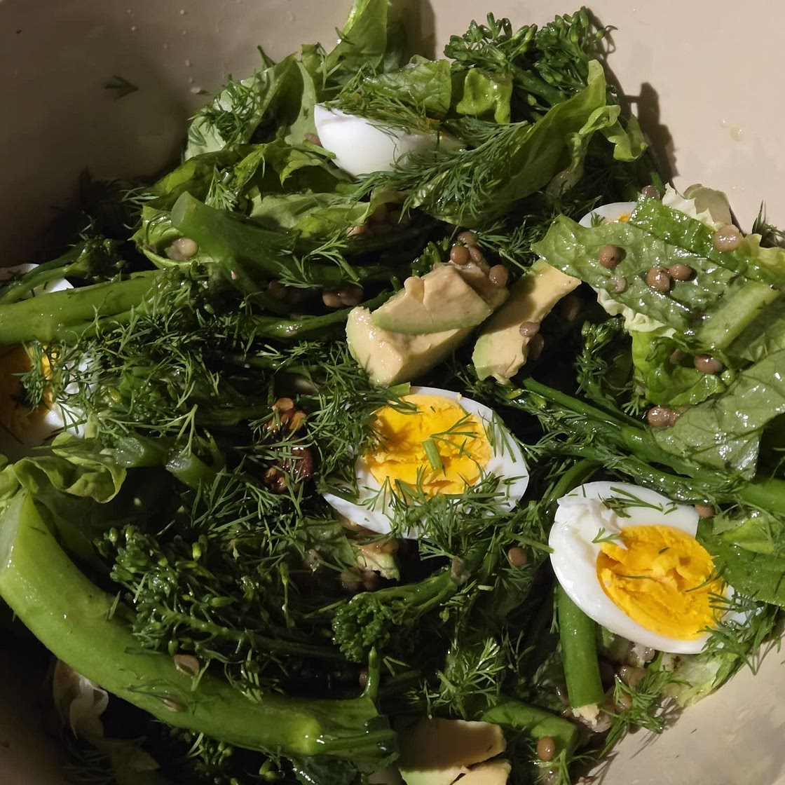 Lentil, broccoli and egg salad with crunchy seeds